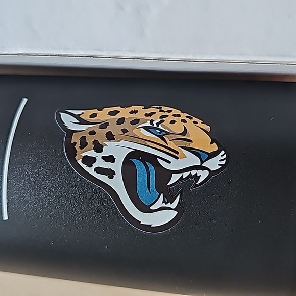 NWB 24oz Crown Royal NFL Jacksonville Jaguars Stainless Steel Bottle - Picture 2 of 6